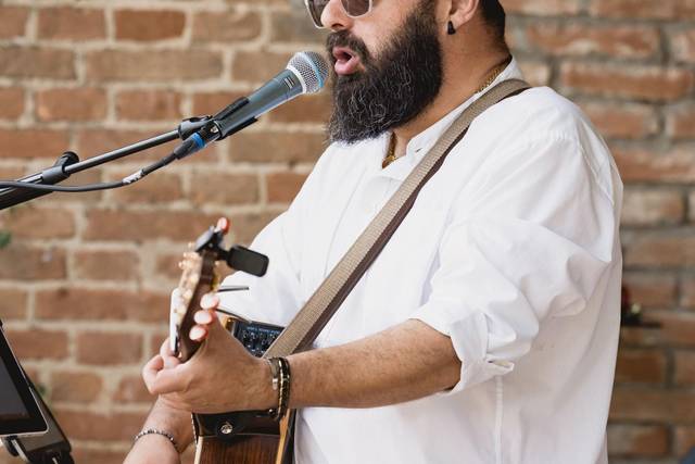 Musicista_chitarra_legno_cantando