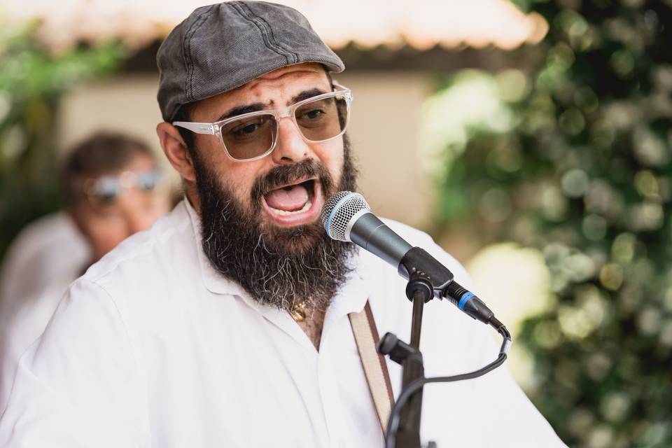cantante_microfono_primo_piano