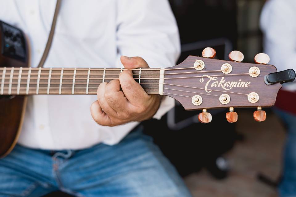 chitarra_acustica_mano_dettaglio
