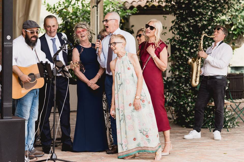 gruppo_cantanti_chitarra_sassofono