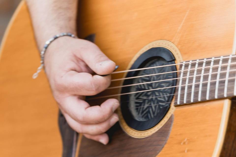 mano_che_suona_chitarra_acustica
