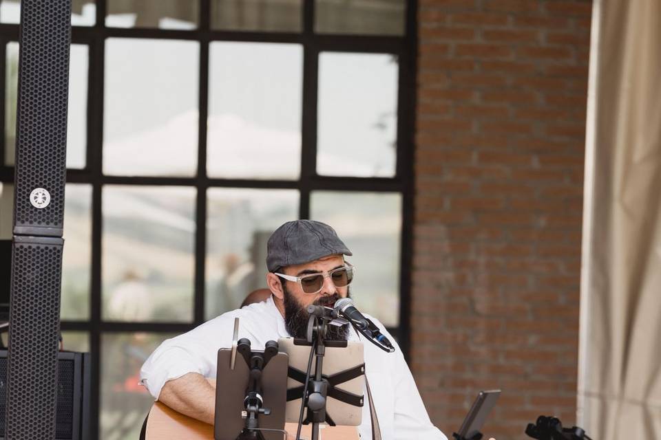 musicista_chitarra_acustica_seduto