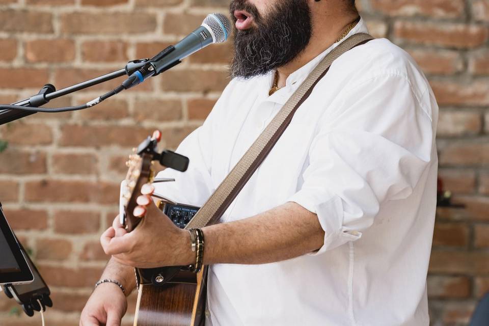 musicista_chitarra_legno_cantando