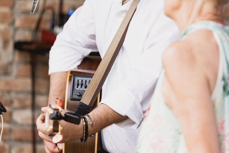 musicista_chitarra_microfono_esterno