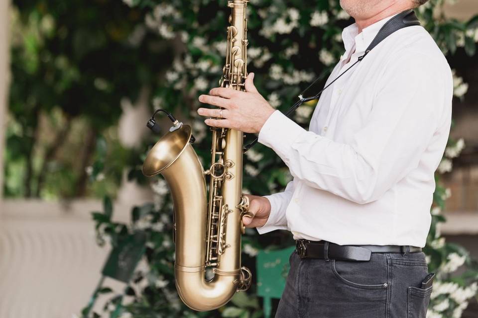 musicista_sassofono_oro_esterno