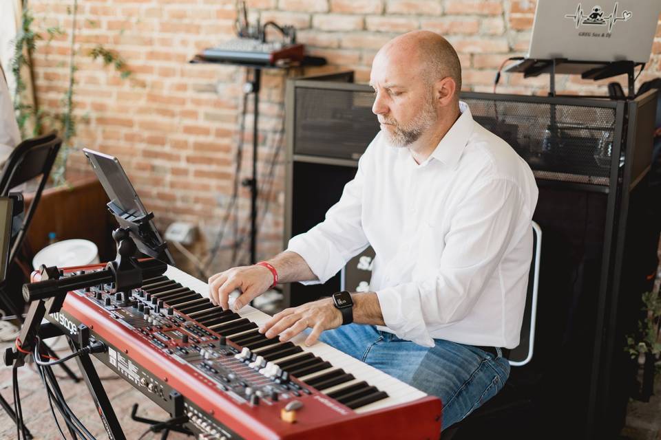 musicista_tastiera_rossa_elettronica