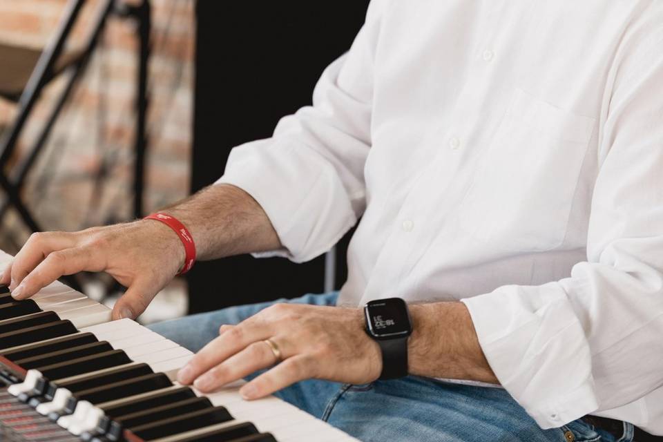 musicista_tastiera_rossa_mezzo_busto