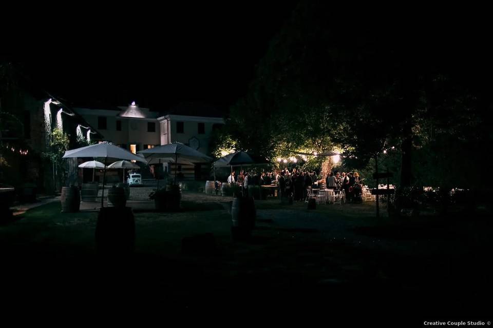 Cena sotto le stelle nel bosco