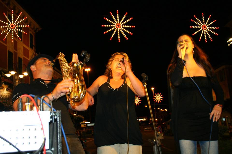 Un momento emozionante e intenso di una serata in piazza