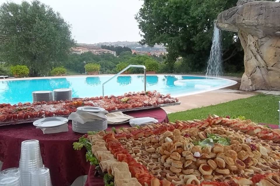 Buffet in piscina