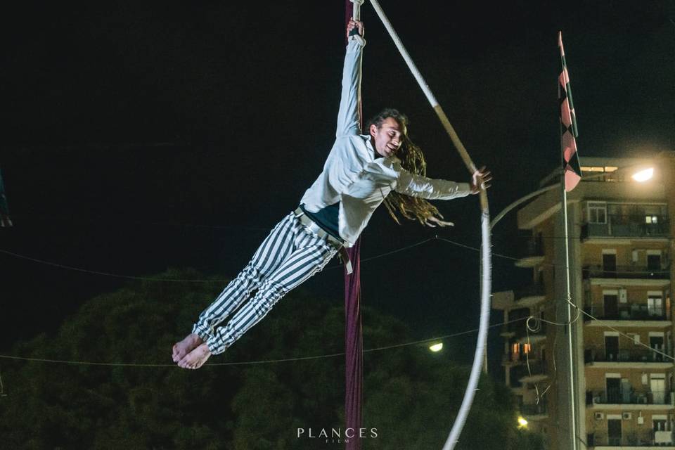 Acrobata con corda