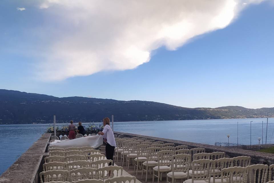 Cerimonia civile sul lago