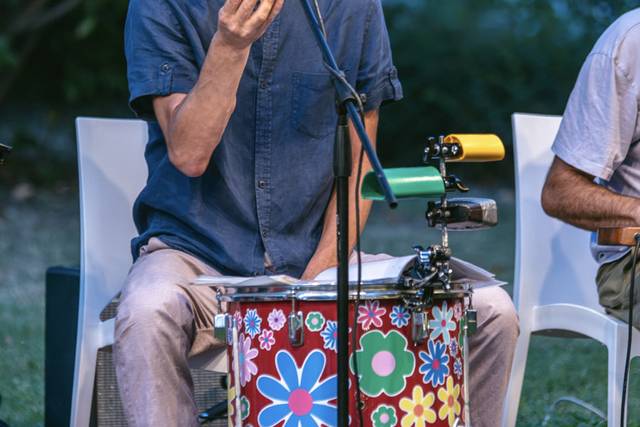 Il cantante con “fiorellone”