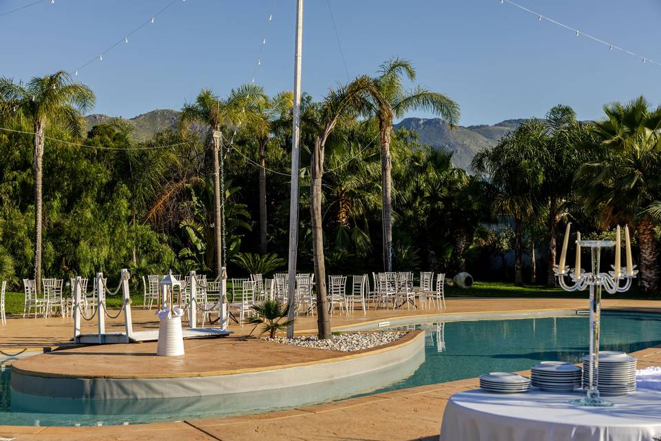 allestimento_esterno_piscina_sedie_bianche