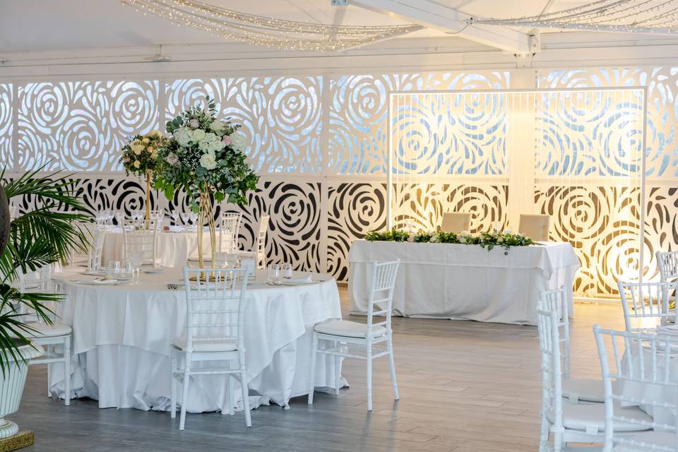 allestimento_tavolo_rotondo_fiori_alti