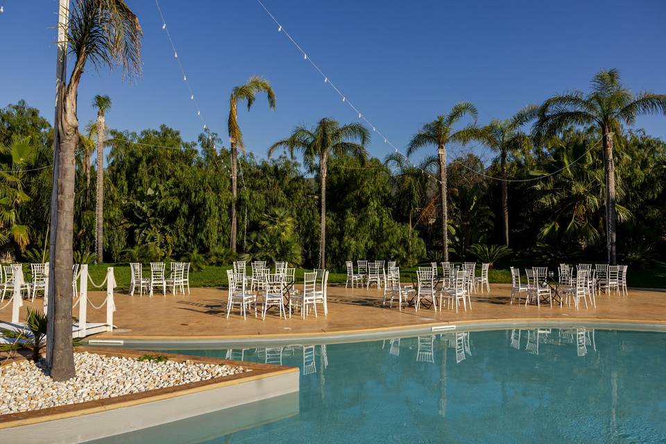 sedie_bianche_allestimento_piscina