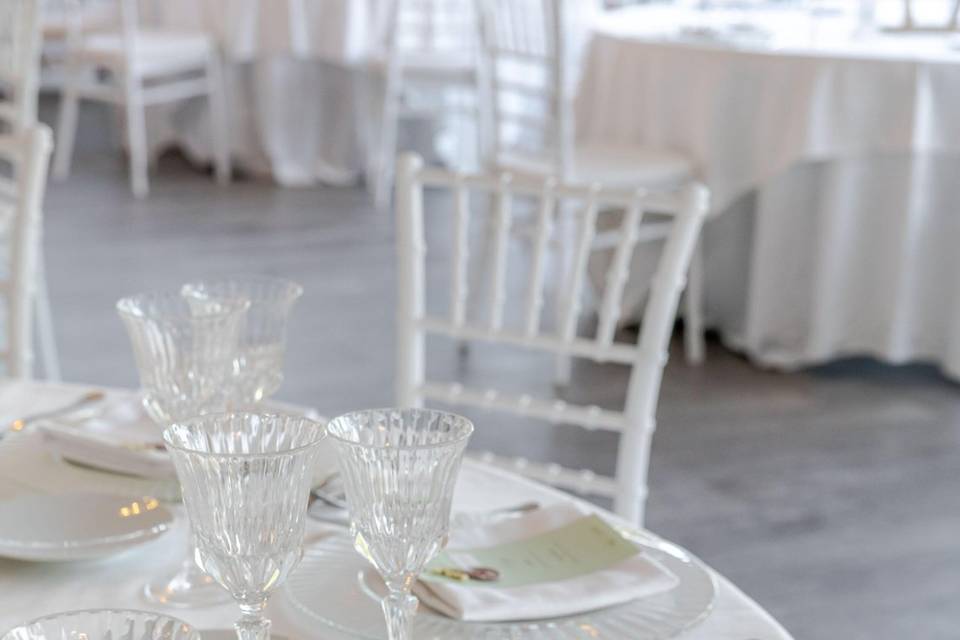 tavola_trasparente_bicchieri_cristallo