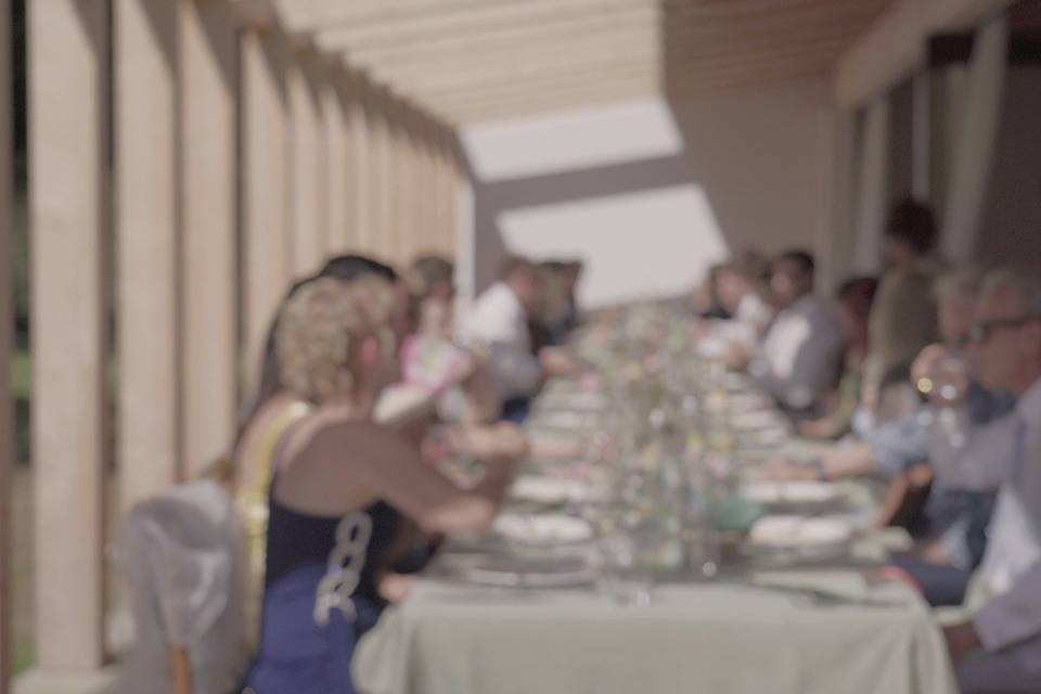 Tavolata reale nel fienile