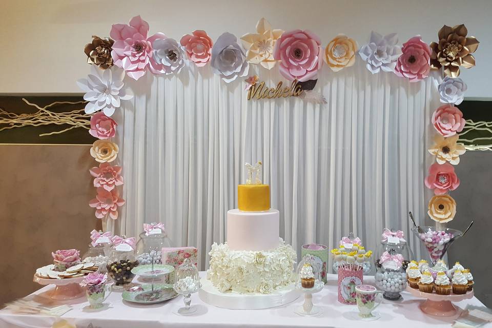 Sweet table con fiori di carta