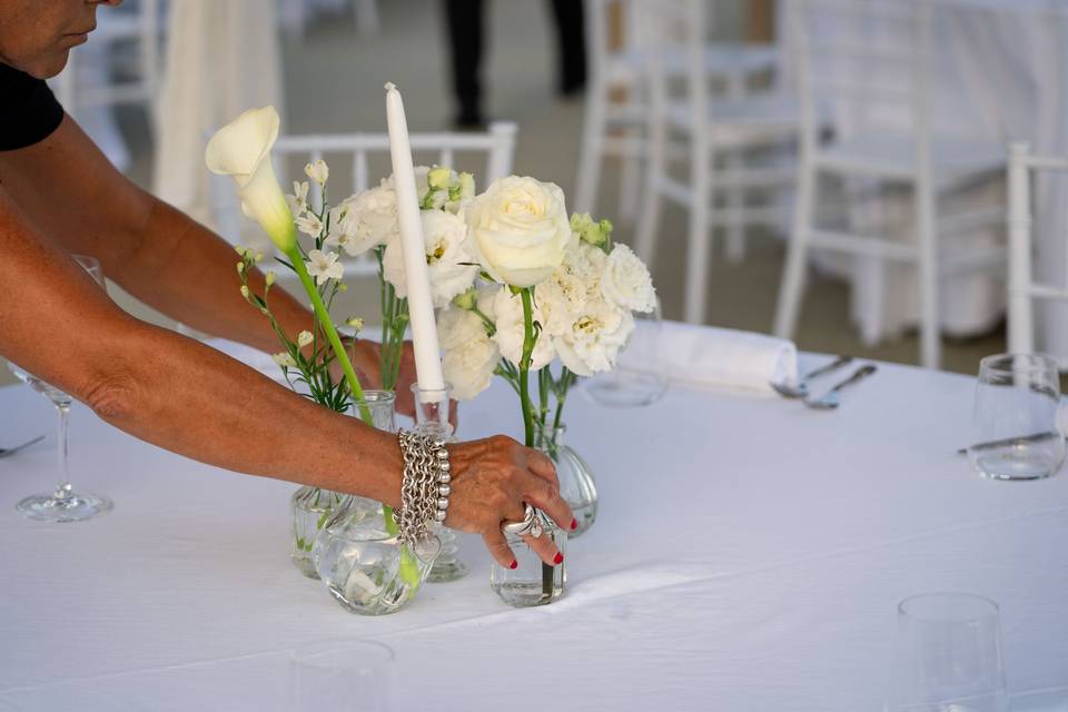 allestimento_centro_tavola_fiori_bianchi