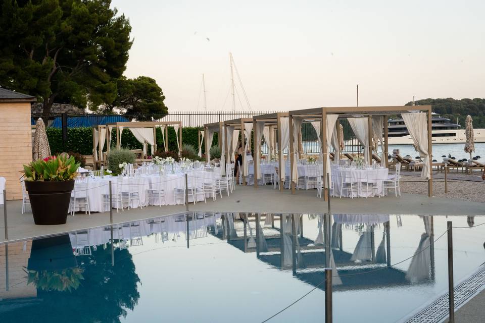 allestimento_tavoli_vicino_piscina_mare