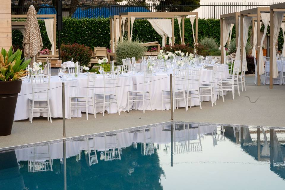 allestimento_tavoli_vicino_piscina