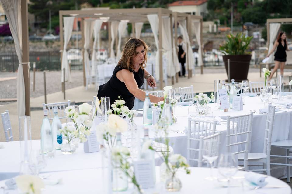 allestimento_tavolo_decorazioni_bianche