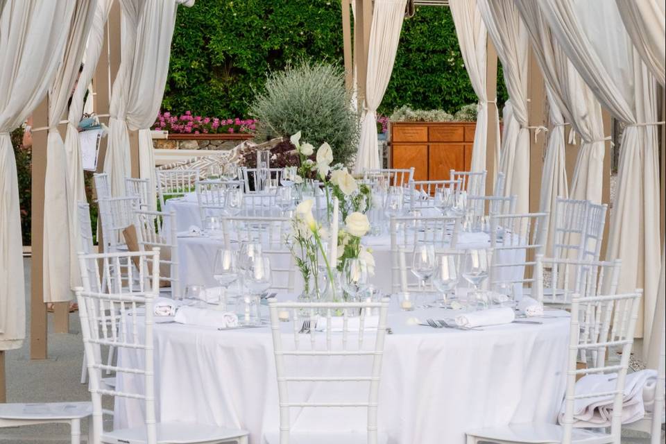 allestimento_tavolo_elegante_bianco