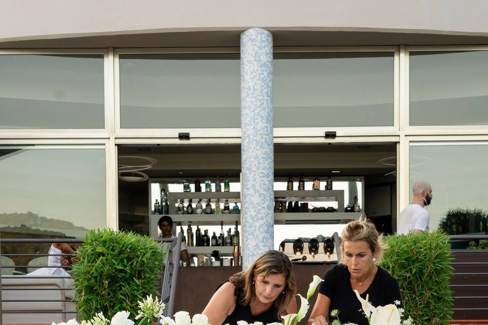 allestimento_tavolo_fiori_bianchi