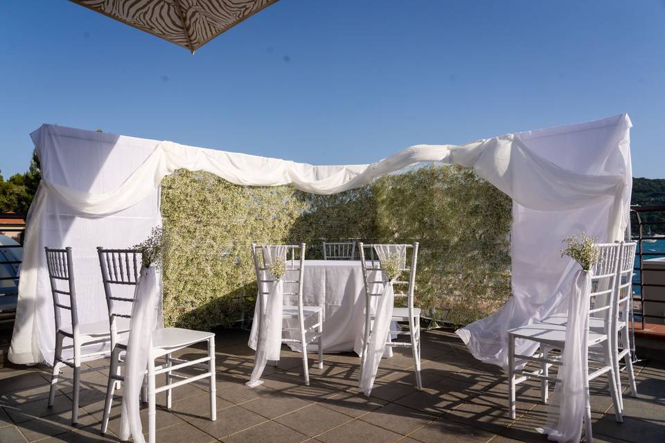 allestimento_tavolo_sedie_bianche