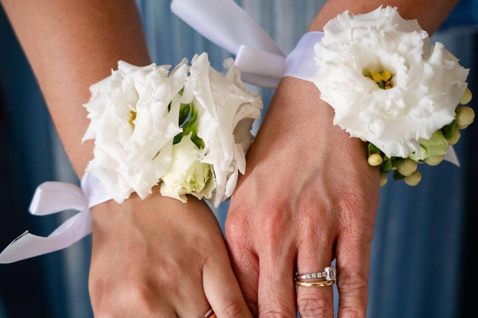 braccialetti_fiori_bianchi_mano