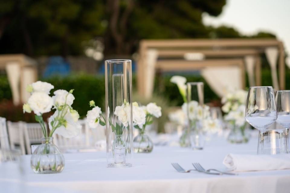 centrotavola_fiori_bianchi_vetro