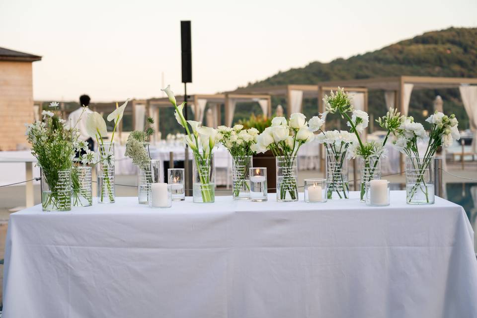 tavolo_fiori_bianchi_vasi_vetro
