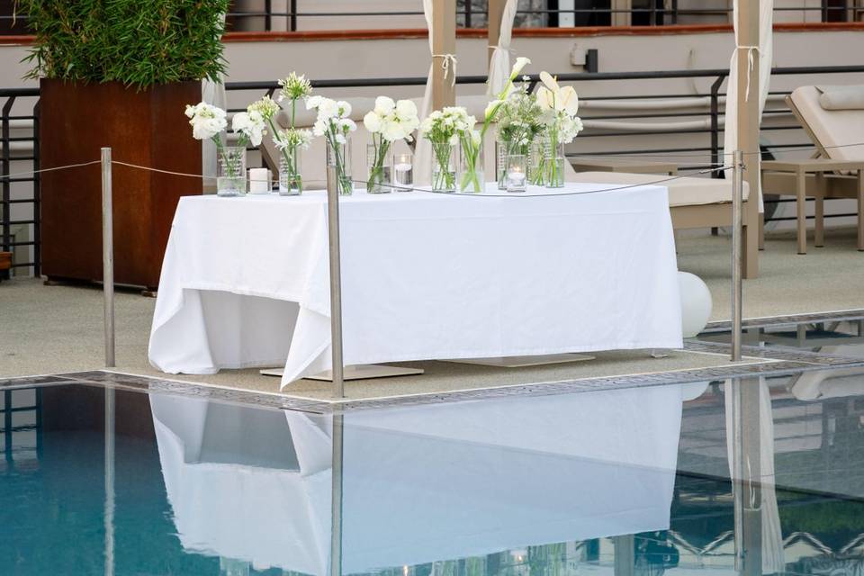 tavolo_fiori_composizioni_bianche_piscina