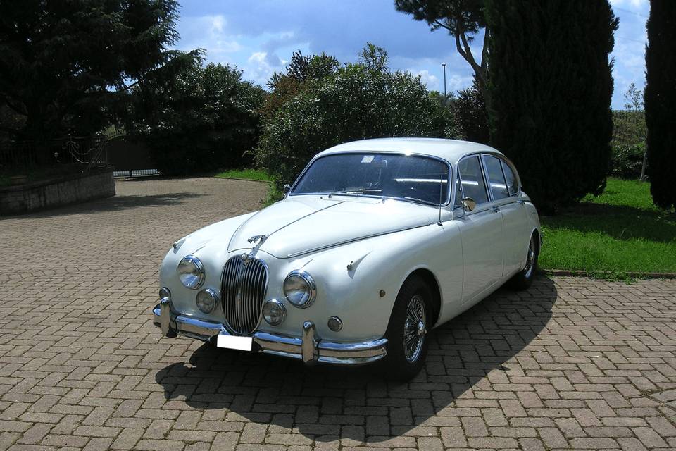 Jaguar MK2 coupé white