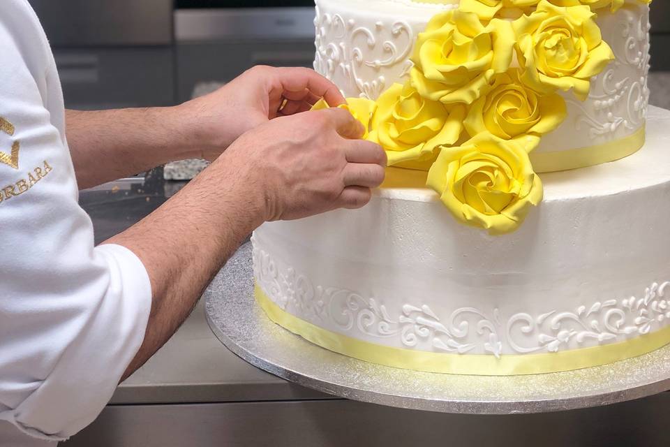 Torta panna e rose in zucchero