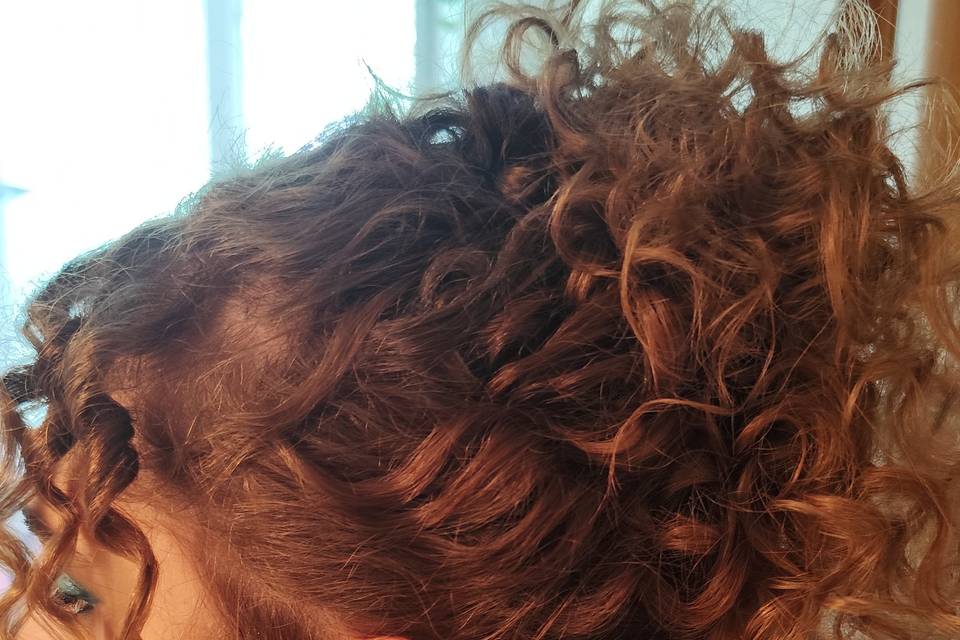 Raccolto su capelli ricci