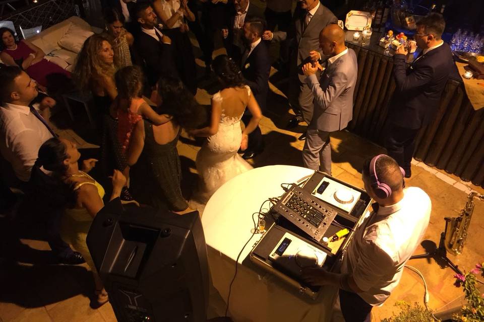 Invitati che ballano