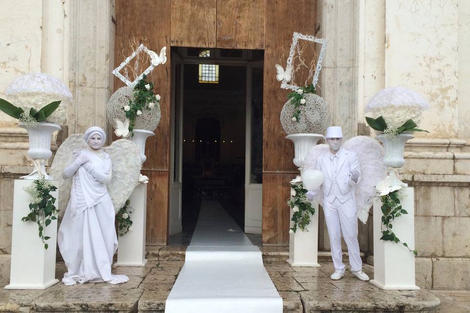 Angeli bianchi statue