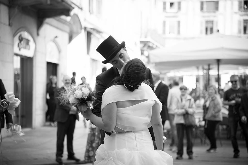 Bacio in piazza Loggia