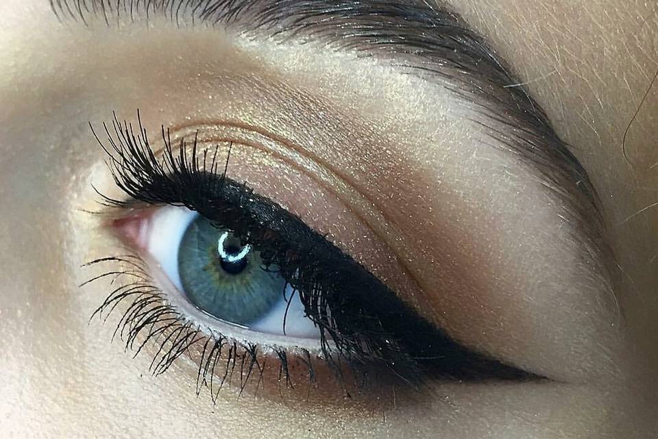 Graphic eyeliner