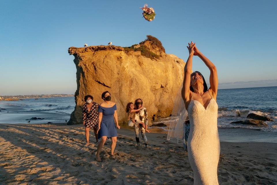 Sposa lancia il bouquet