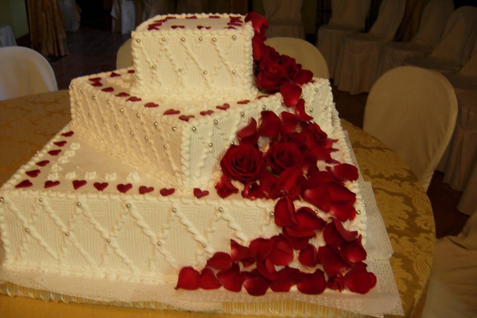 Torta con rose rosse