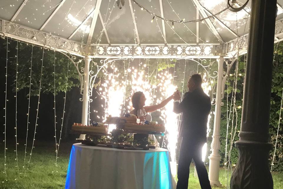 Taglio torta in piscina