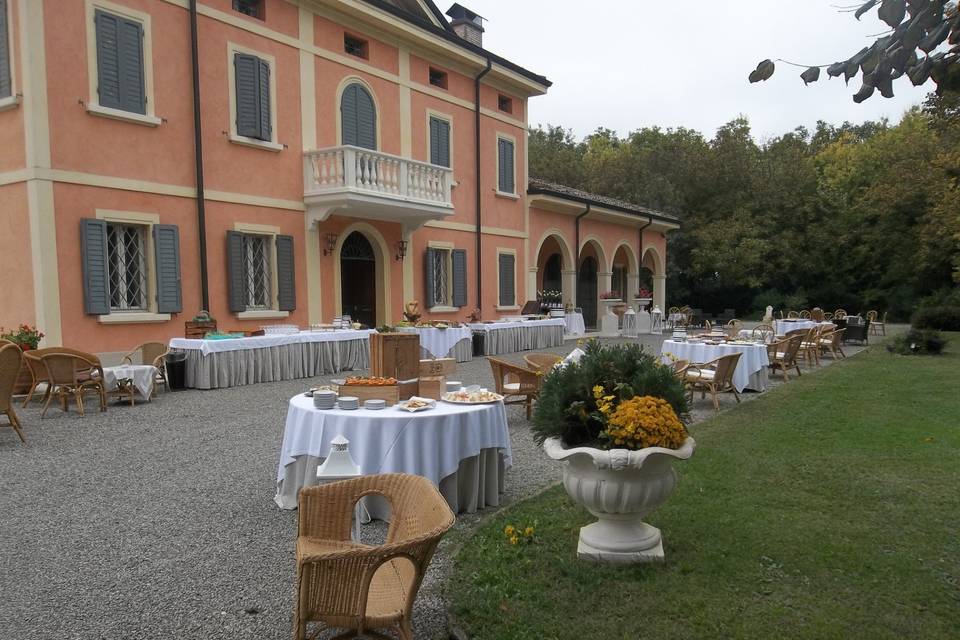 Aperitivo davanti alla villa