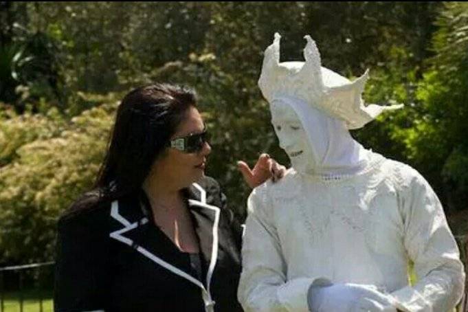 Monica con statua vivente