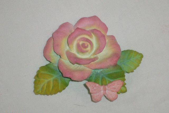 Rosa con farfalla