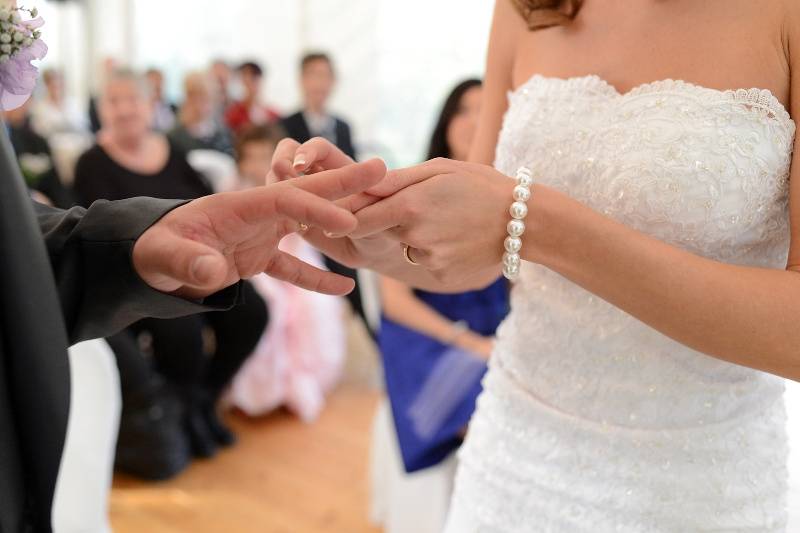 Sposa sul letto con fiori