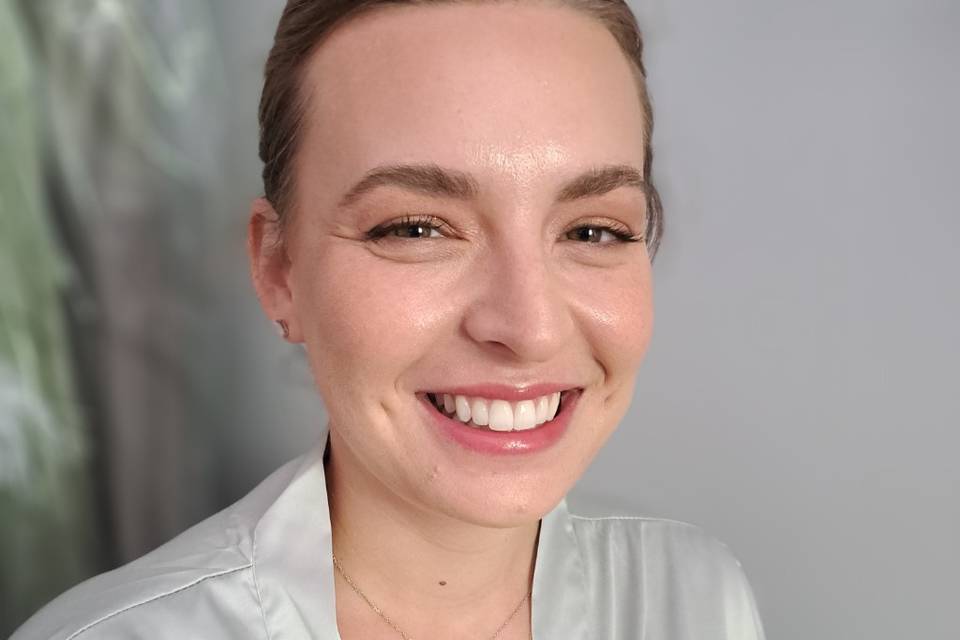 Soft nude makeup