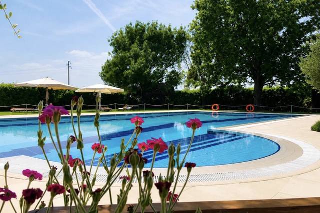 L’imponente piscina a sfioro.